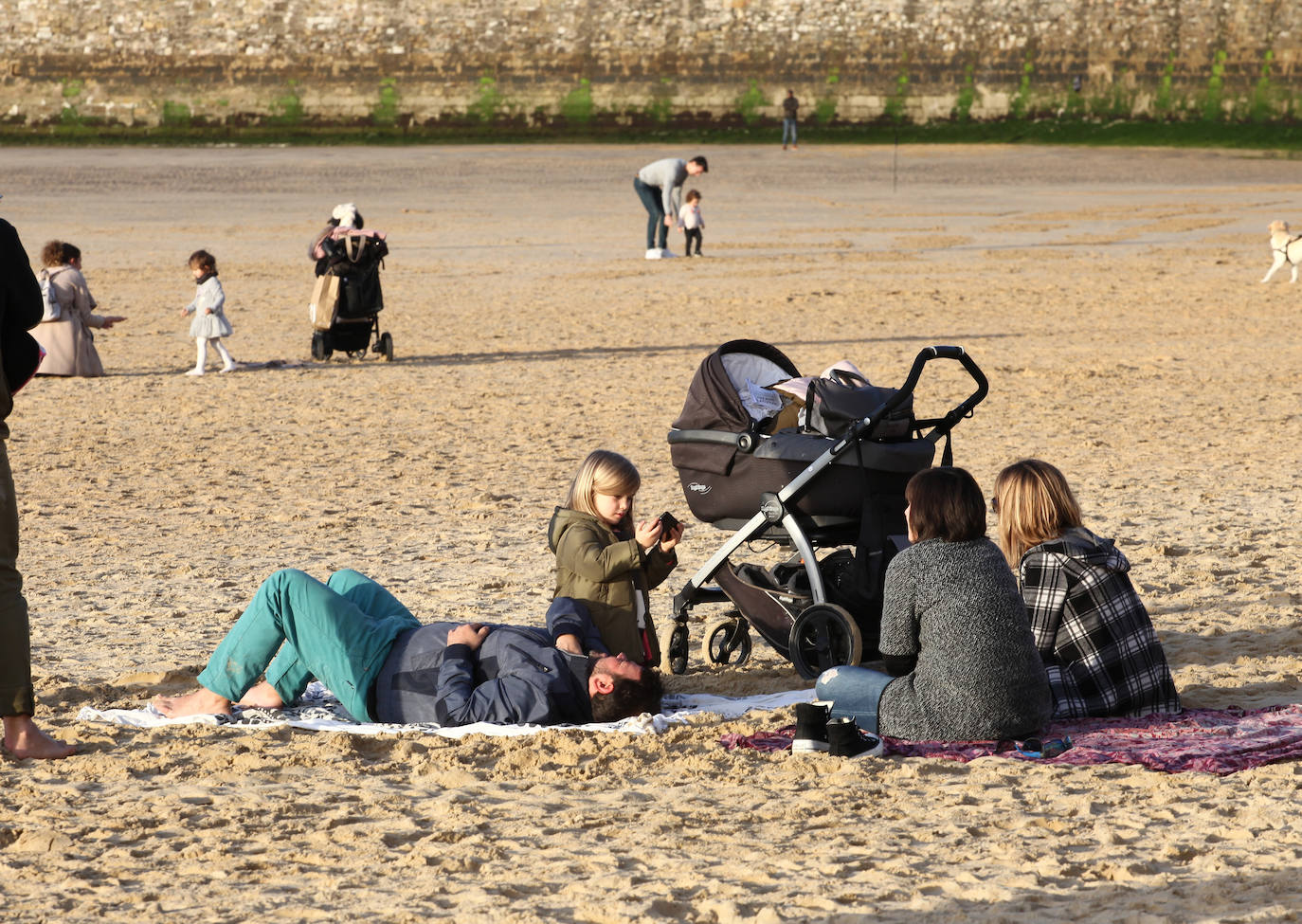 Gipuzkoa ha estrenado el mes de febrero con un tiempo más propio del verano que del invierno. El sol y las agradables temperaturas han invitado a la playa o al monte.