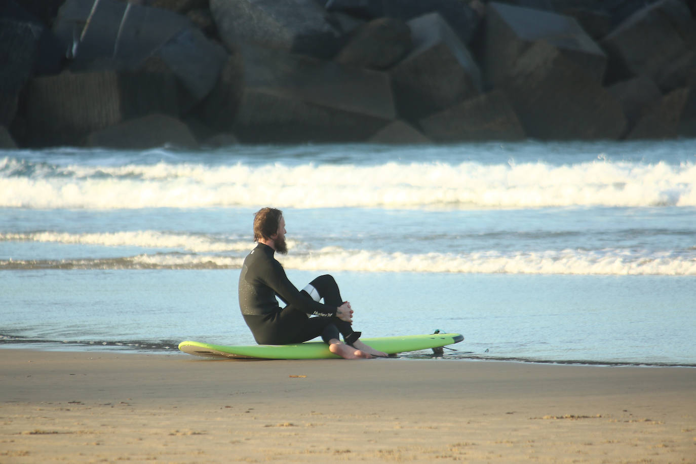 Gipuzkoa ha estrenado el mes de febrero con un tiempo más propio del verano que del invierno. El sol y las agradables temperaturas han invitado a la playa o al monte.