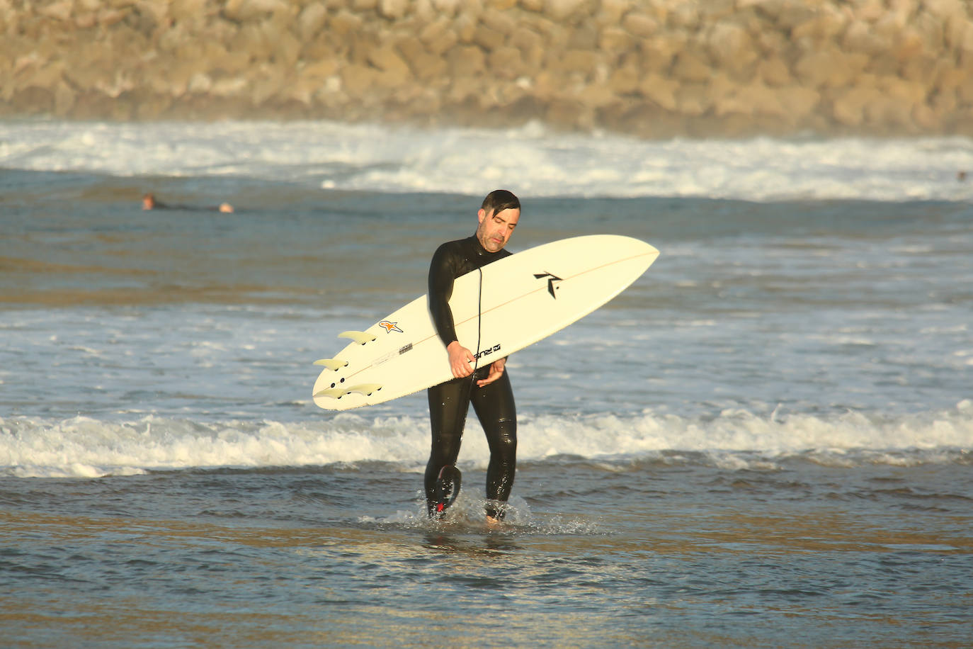 Gipuzkoa ha estrenado el mes de febrero con un tiempo más propio del verano que del invierno. El sol y las agradables temperaturas han invitado a la playa o al monte.