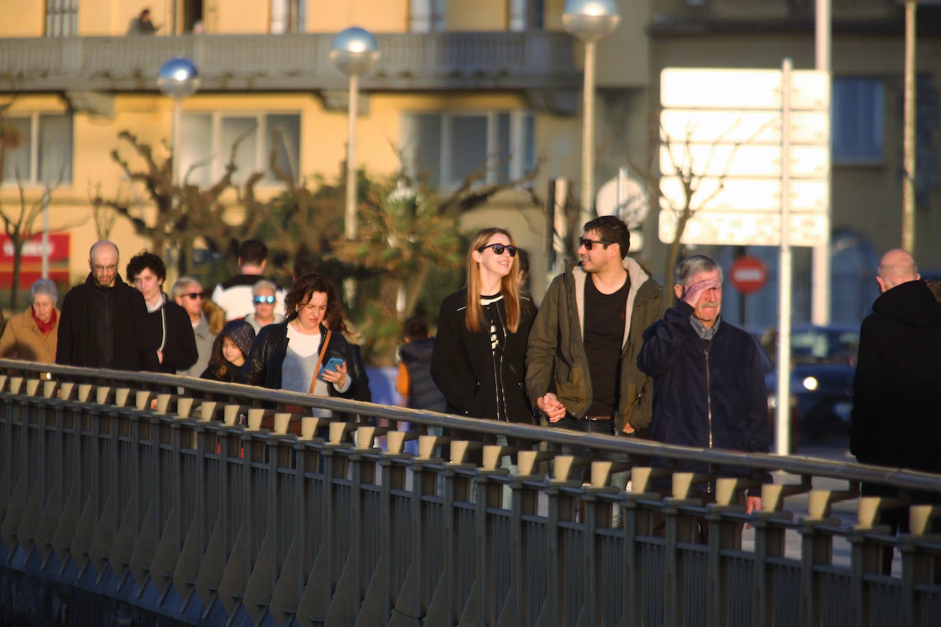 Gipuzkoa ha estrenado el mes de febrero con un tiempo más propio del verano que del invierno. El sol y las agradables temperaturas han invitado a la playa o al monte.