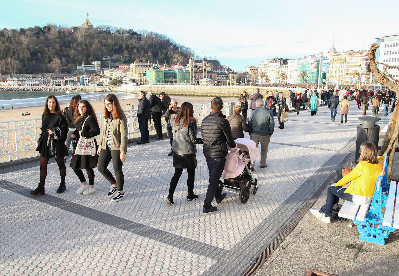 Gipuzkoa ha estrenado el mes de febrero con un tiempo más propio del verano que del invierno. El sol y las agradables temperaturas han invitado a la playa o al monte.
