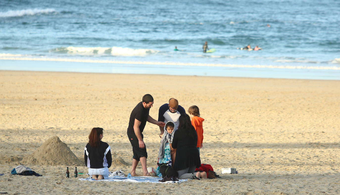 Gipuzkoa ha estrenado el mes de febrero con un tiempo más propio del verano que del invierno. El sol y las agradables temperaturas han invitado a la playa o al monte.
