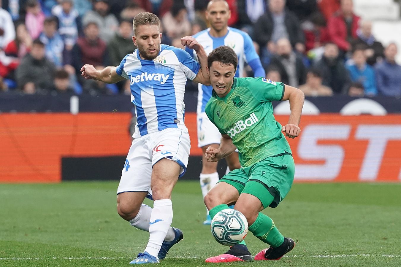 Los txuri-urdin caen en Butarque tras el gol de falta directa de Óscar Rodríguez en el último minuto. Isak adelantó a la Real en la primera parte y Omeruo puso las tablas en el 48. 