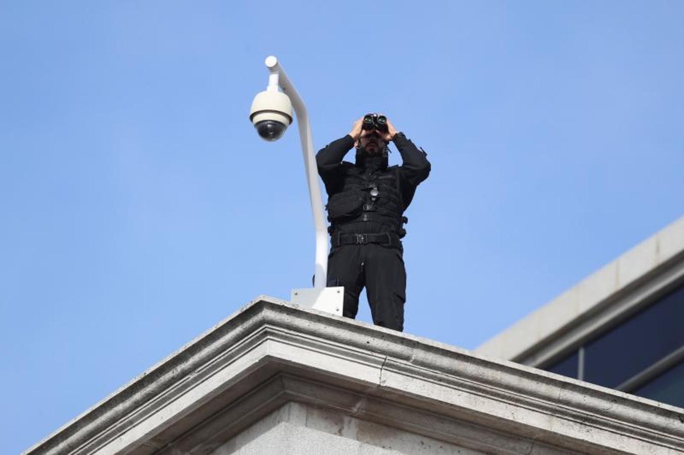 Un policía nacional vigila el 