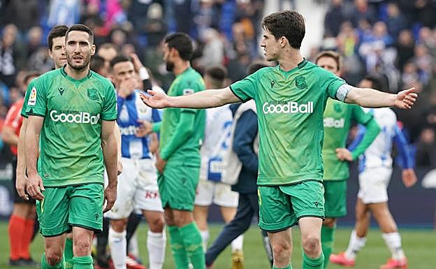 El central txuri-urdin muestra su disgusto a Zaldua, con Zubeldia en segundo plano. 