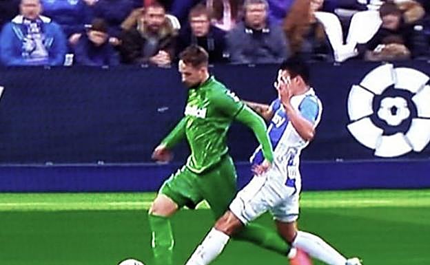 Captura televisiva de Movistar+ en el momento en el que Silva pisa con su bota izquierda a Januzaj cometiendo un penalti que el árbitro no se atrevió a pitar. 