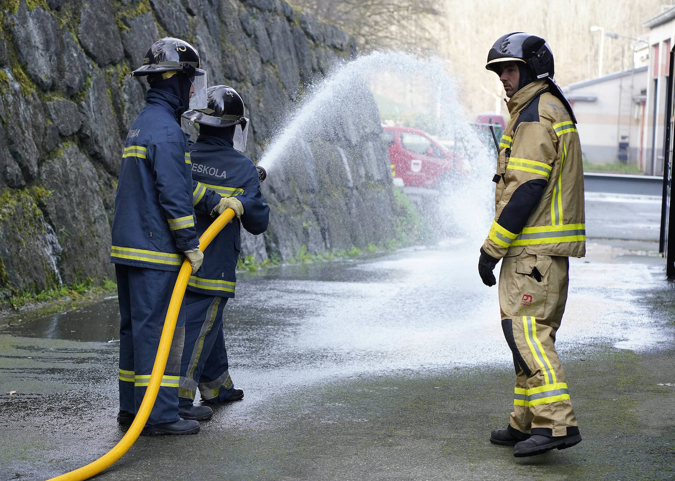 La Fundación Sueskola está de celebración. El centro de Adiestramiento en Prevención y Extinción de Incendios, dependiente de la Diputación de Gipuzkoa, cumple diez años de vida. Ha formado a más de 37.000 alumnos de todo Gipuzkoa, Bizkaia, Álava, La Rioja, Navarra y Andorra, y ha organizado 2.700 cursos. El diputado general de Gipuzkoa, Markel Olano, visitó este lunes las instalaciones de Ordizia.