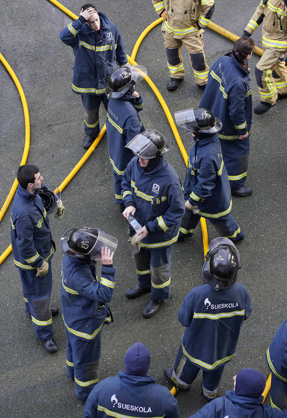 La Fundación Sueskola está de celebración. El centro de Adiestramiento en Prevención y Extinción de Incendios, dependiente de la Diputación de Gipuzkoa, cumple diez años de vida. Ha formado a más de 37.000 alumnos de todo Gipuzkoa, Bizkaia, Álava, La Rioja, Navarra y Andorra, y ha organizado 2.700 cursos. El diputado general de Gipuzkoa, Markel Olano, visitó este lunes las instalaciones de Ordizia.