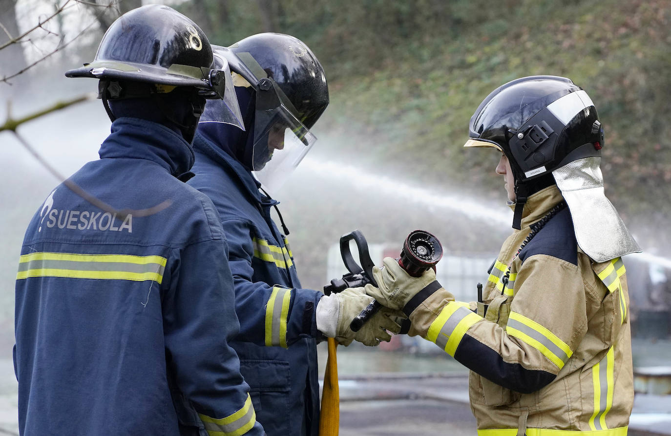 La Fundación Sueskola está de celebración. El centro de Adiestramiento en Prevención y Extinción de Incendios, dependiente de la Diputación de Gipuzkoa, cumple diez años de vida. Ha formado a más de 37.000 alumnos de todo Gipuzkoa, Bizkaia, Álava, La Rioja, Navarra y Andorra, y ha organizado 2.700 cursos. El diputado general de Gipuzkoa, Markel Olano, visitó este lunes las instalaciones de Ordizia.