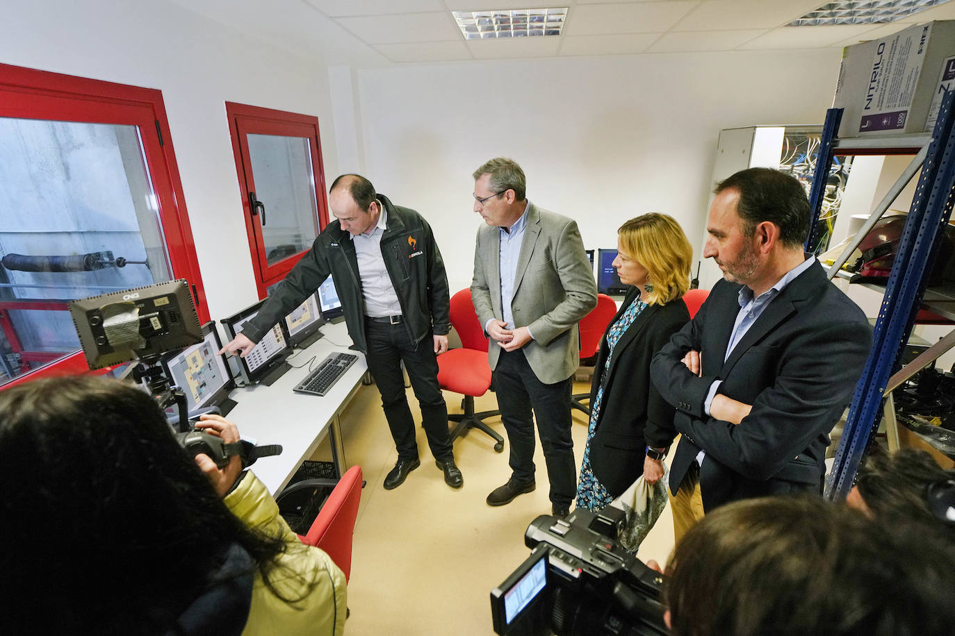 La Fundación Sueskola está de celebración. El centro de Adiestramiento en Prevención y Extinción de Incendios, dependiente de la Diputación de Gipuzkoa, cumple diez años de vida. Ha formado a más de 37.000 alumnos de todo Gipuzkoa, Bizkaia, Álava, La Rioja, Navarra y Andorra, y ha organizado 2.700 cursos. El diputado general de Gipuzkoa, Markel Olano, visitó este lunes las instalaciones de Ordizia.