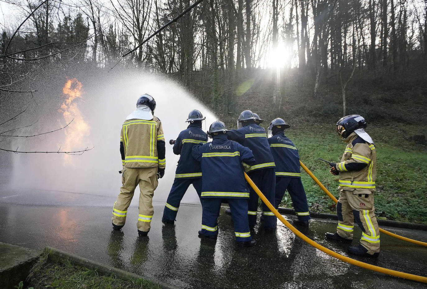 La Fundación Sueskola está de celebración. El centro de Adiestramiento en Prevención y Extinción de Incendios, dependiente de la Diputación de Gipuzkoa, cumple diez años de vida. Ha formado a más de 37.000 alumnos de todo Gipuzkoa, Bizkaia, Álava, La Rioja, Navarra y Andorra, y ha organizado 2.700 cursos. El diputado general de Gipuzkoa, Markel Olano, visitó este lunes las instalaciones de Ordizia.