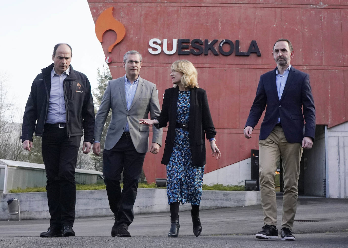 La Fundación Sueskola está de celebración. El centro de Adiestramiento en Prevención y Extinción de Incendios, dependiente de la Diputación de Gipuzkoa, cumple diez años de vida. Ha formado a más de 37.000 alumnos de todo Gipuzkoa, Bizkaia, Álava, La Rioja, Navarra y Andorra, y ha organizado 2.700 cursos. El diputado general de Gipuzkoa, Markel Olano, visitó este lunes las instalaciones de Ordizia.