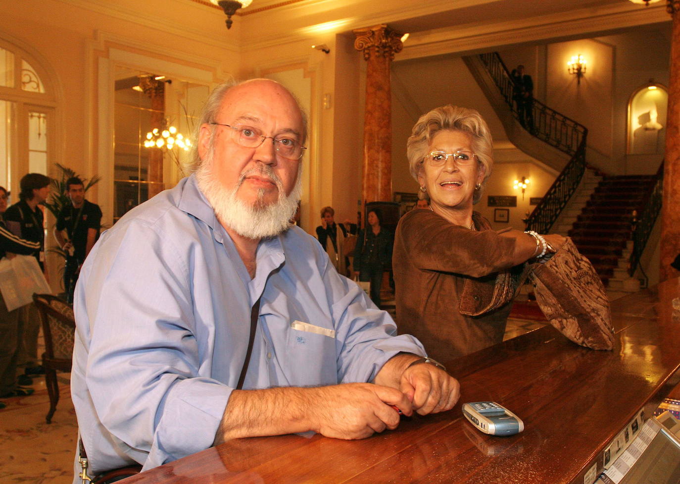 José Luis Cuerda y Pilar Bardem en 2005 a su llegada al Hotel María Cristina