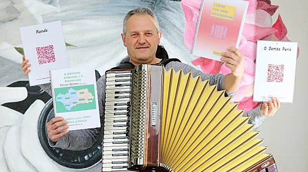 El músico y sus composiciones. Jokin Goenaga Miner posa con el acordeón y con una muestra de sus trabajos. 