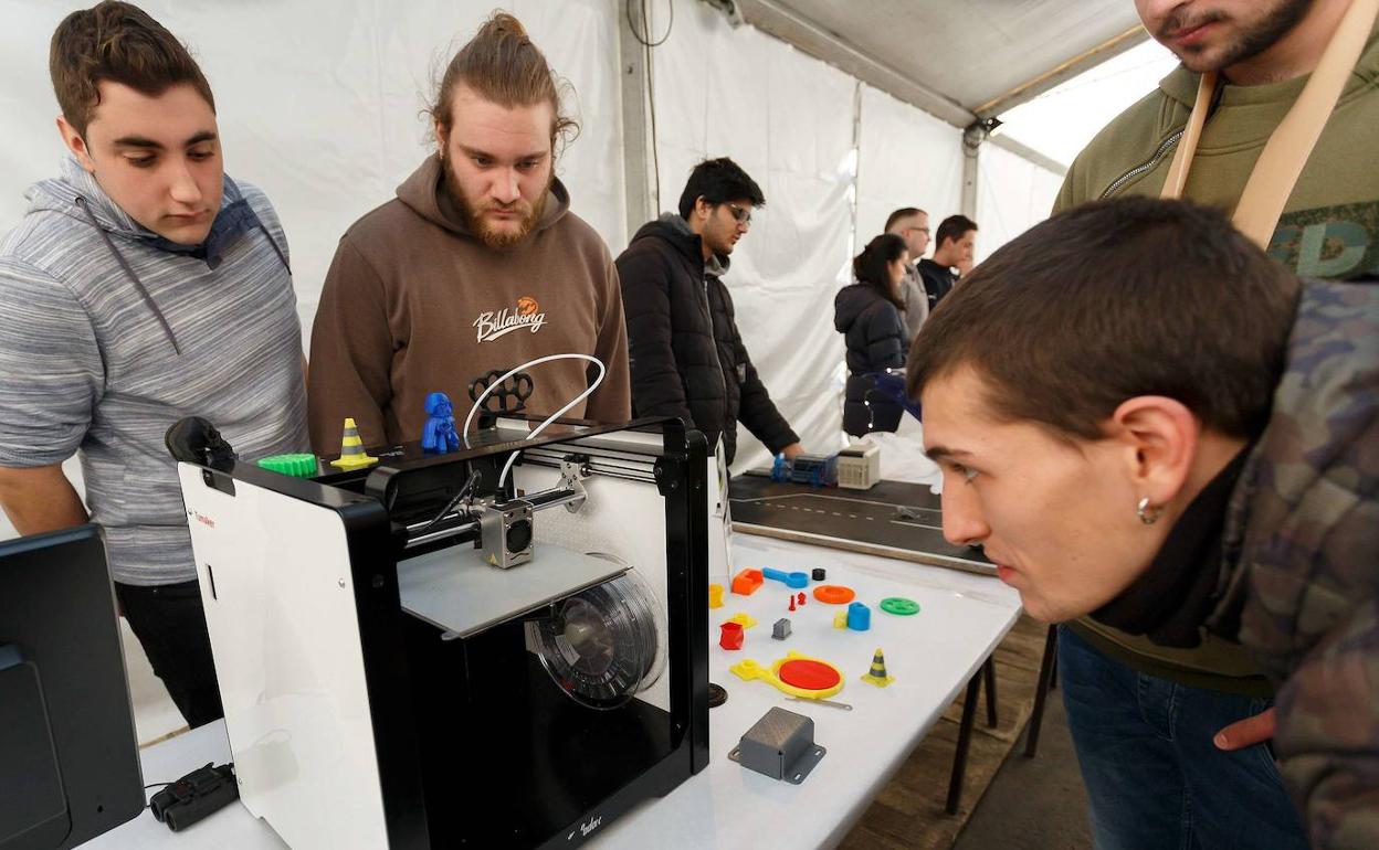 La feria de Ikasenpresa se celebra el jueves en Eibar. 