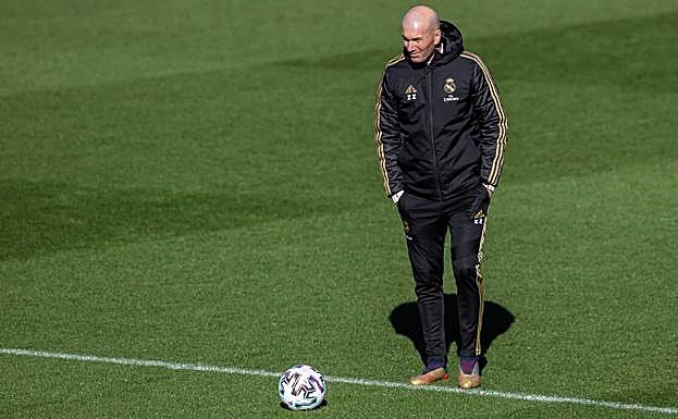 El entrenador del Real Madrid, Zinedine Zidane, durante el entrenamiento del Real Madrid en la Ciudad deportiva Del Real Madrid, previo al partido de Copa del Rey ante la Real Sociedad.