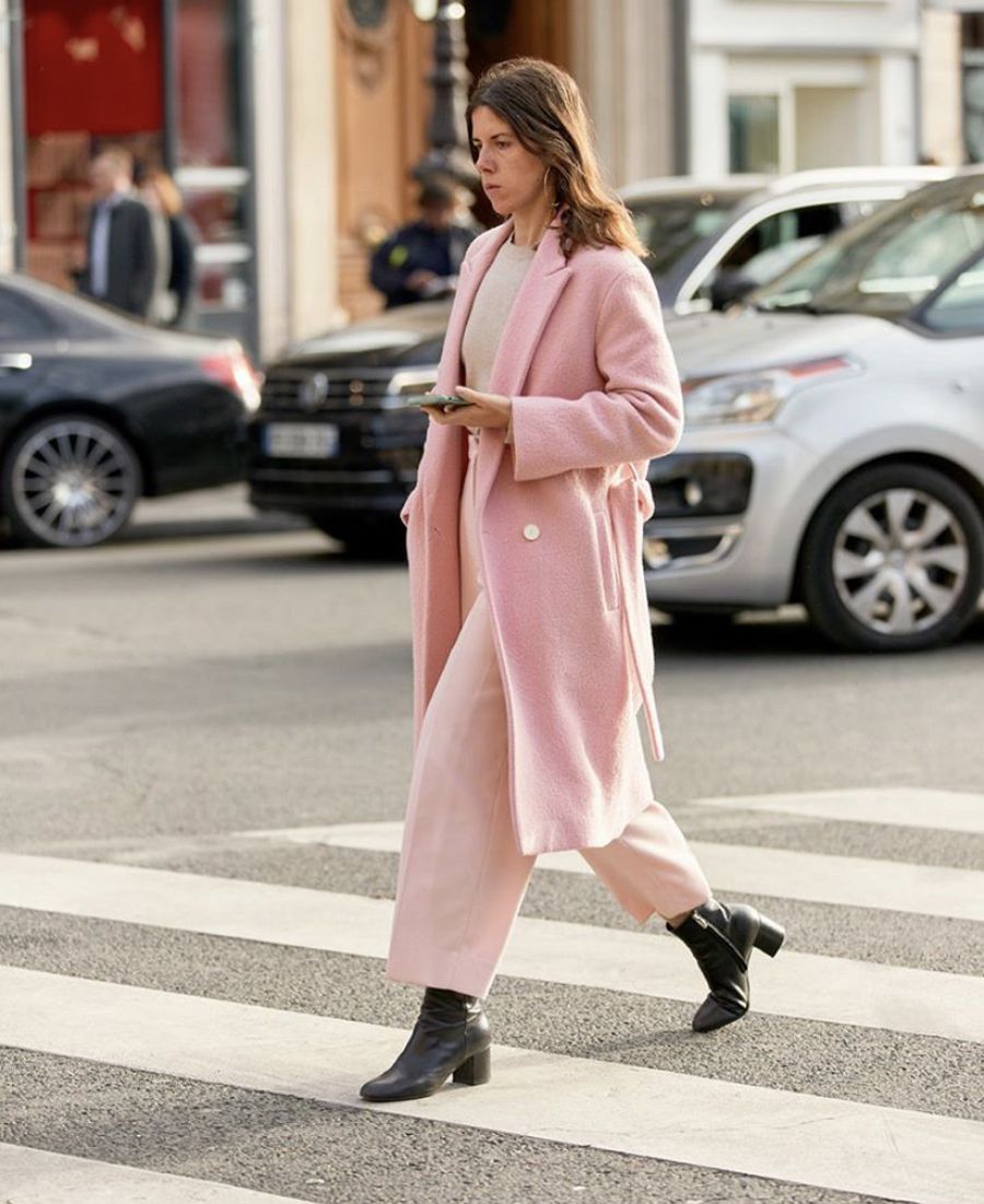 La combinación de los colores empolvados sobre una misma tonalidad, es una de las apuestas más recurrentes entre las prescriptoras de moda. Jugar con el contraste de colores en la elección de los complementos será la clave para marcar la diferencia