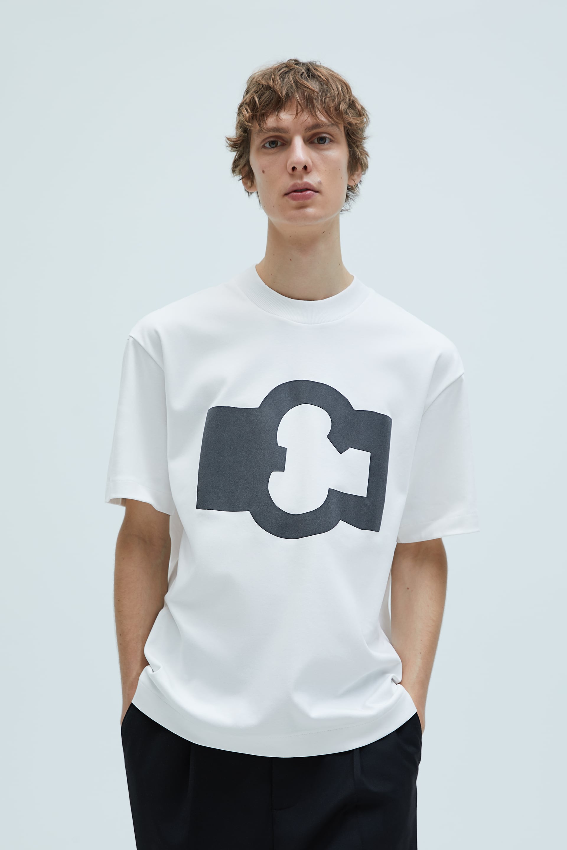 Camisetas y sudaderas para hombres con estampados con obras del artista donostiarra están a la venta en todo el mundo