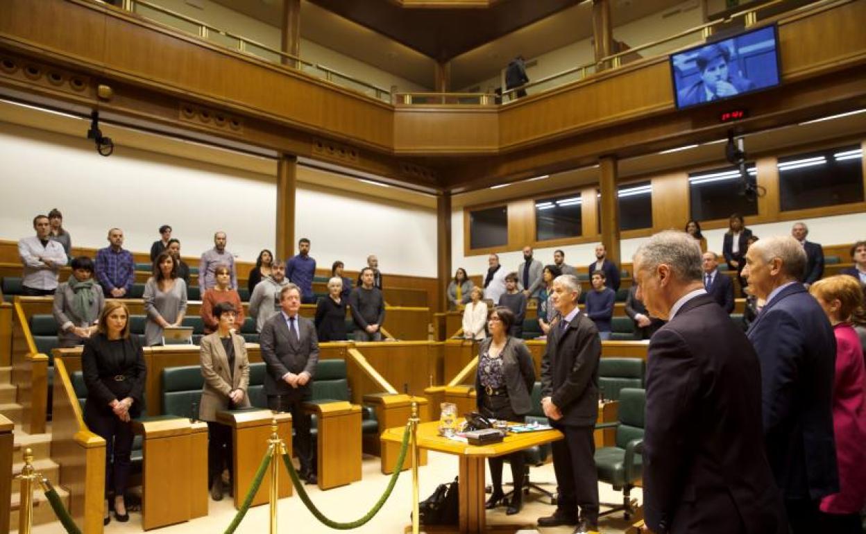 Minuto de silencio en el Parlamento Vasco. 