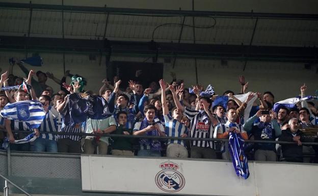 Los seguidores blanquiazules celebran uno de los cuatro goles de la Real en el Santiago Bernabéu.