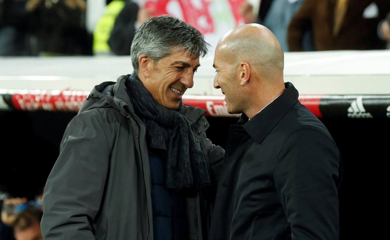 Zinedine Zidane saluda a Imanol Alguacil, durante el partido de cuartos de final de la Copa del Rey 