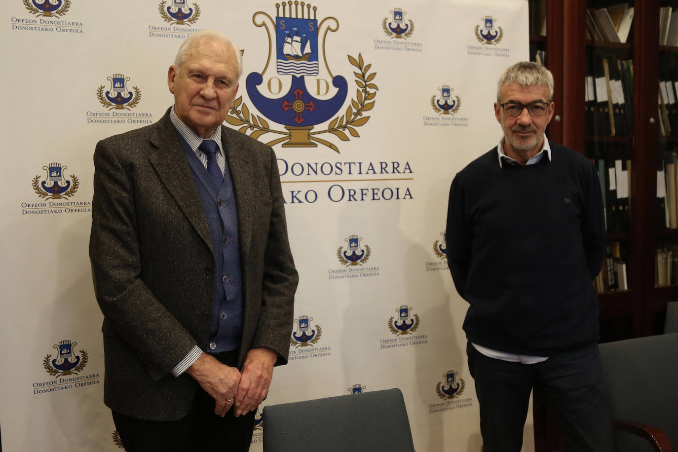 El presidente del Orfeón Donostiarra, José María Echarri, y el director del coro, José Antonio Sainz Alfaro, en la presentación de la programación para el 2020.
