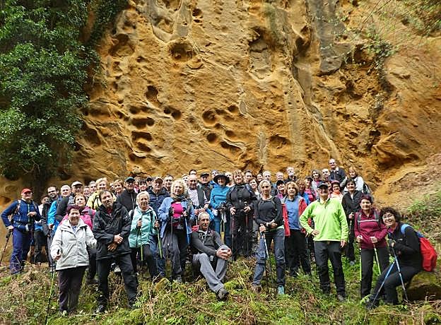 Practicantes de marcha nórdica en una de sus excursiones, con Marijo Villalba y Jesús Mari Alquézar. 