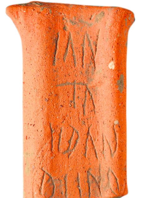 Imagen - Ian ta edan. Grafito hallado en Veleia. La presencia de palabras comunes en euskera en una pieza de los siglos III al V era un descubrimiento revolucionario. Abajo, una excavación reciente en Iruña. BLANCA CASTILLO