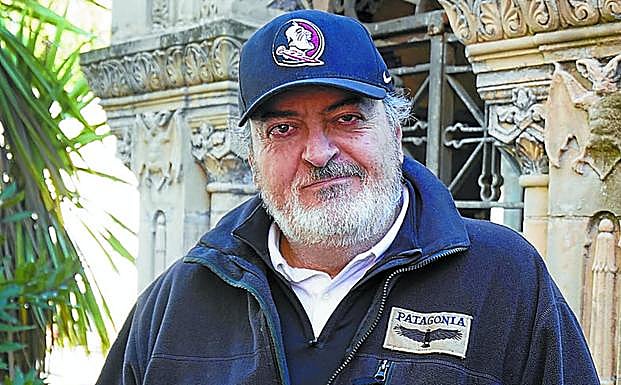 En el mausoleo de los murciélagos que protegen el paso al Más Allá. Alfredo, en las localizaciones del corto 'Requiem'.