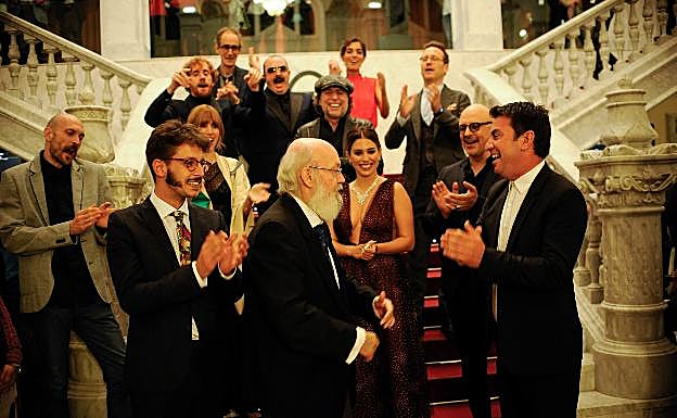 Cuerda recibe el homenaje de sus amigos en el Victoria Eugenia en 2018. 