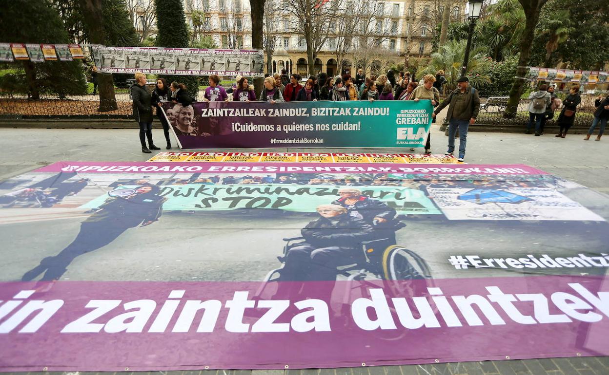 Trabajadoras en huelga de residencias en una concentración frente a la Diputación.