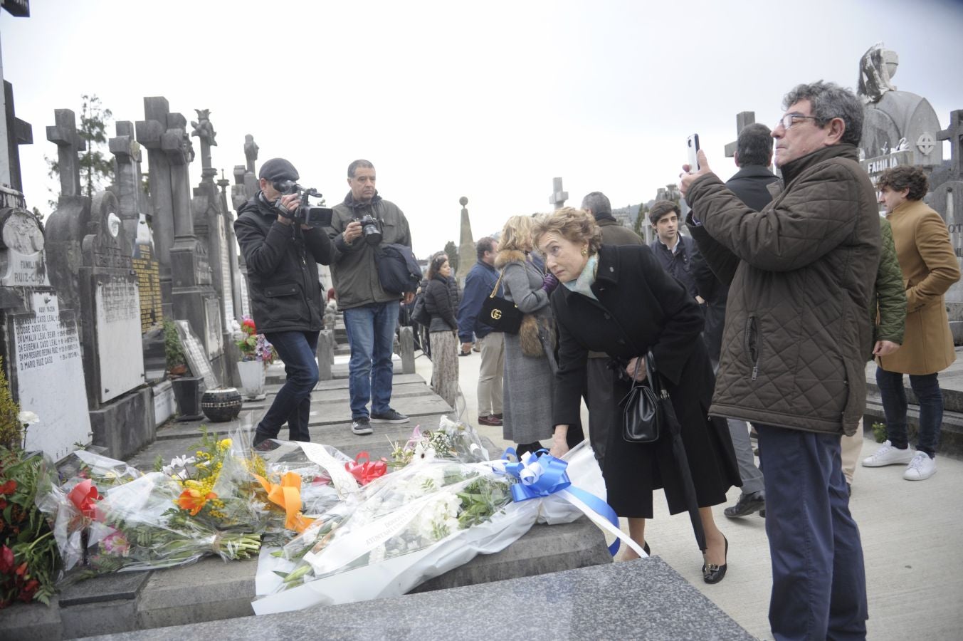 El alcalde Goia, Manuel Valls y Adolfo Suárez Illana asisten en San Sebastián al homenaje por el histórico socialista asesinado hace 24 años.
