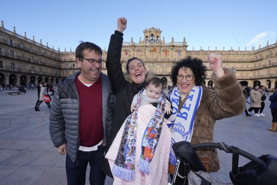 La afición de la Real Sociedad acompaña a las jugadoras y se prepara para la final de la Supercopa, en Salamanca. 