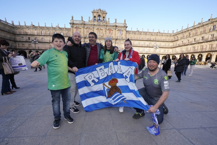 La afición de la Real Sociedad acompaña a las jugadoras y se prepara para la final de la Supercopa, en Salamanca. 