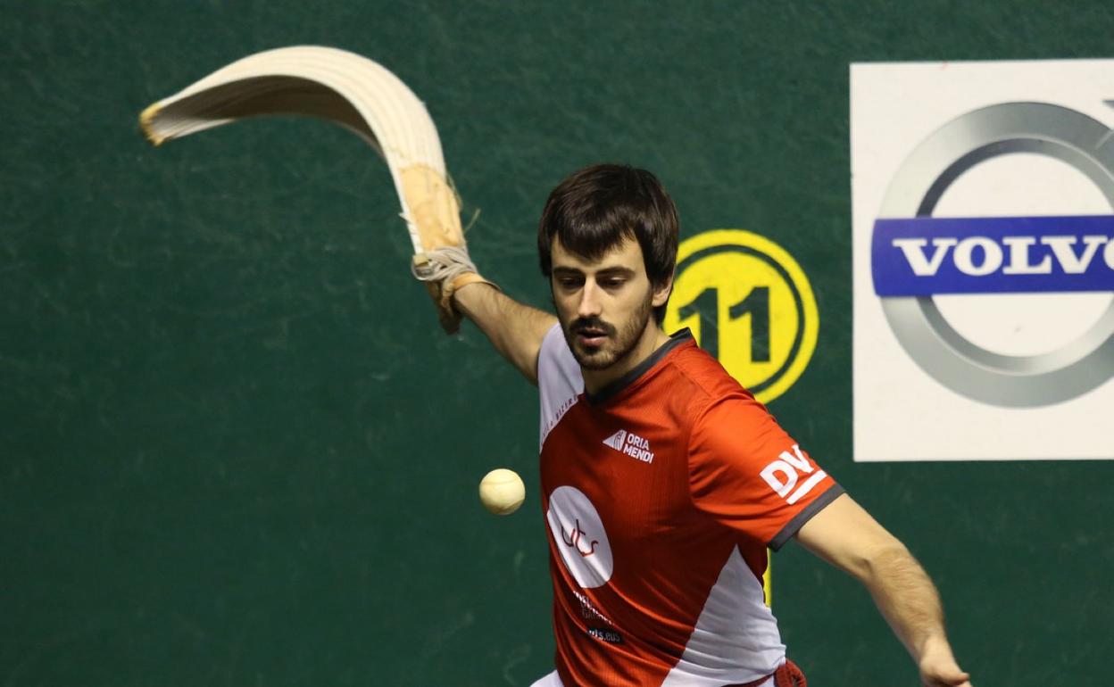 Endika Barrenetxea prueba una pelota en la elección de material para la final.