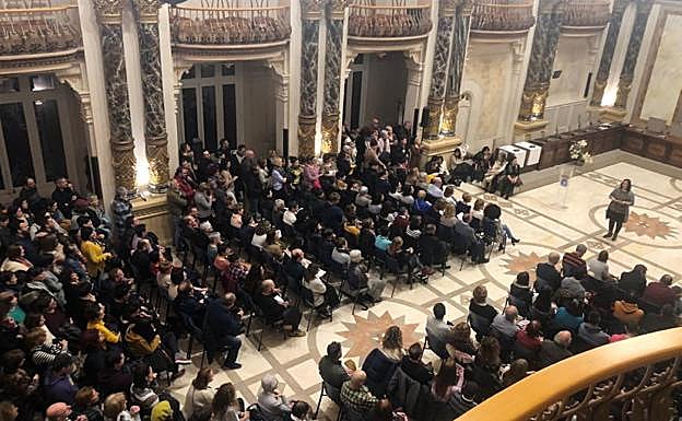 Un aspecto del salón de plenos del Ayuntamiento, abarrotado, durante la gala solidaria. 