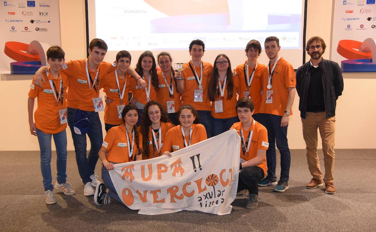 Los ganadores del torneo First Lego League posan con el primer premio que les da el pase a la final estatal. 