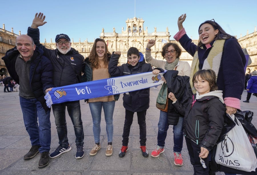 La afición de la Real Sociedad acompaña a las jugadoras y se prepara para la final de la Supercopa, en Salamanca. 