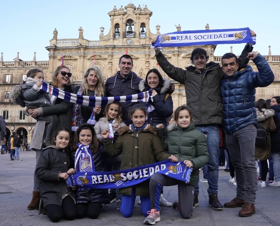 La afición de la Real Sociedad acompaña a las jugadoras y se prepara para la final de la Supercopa, en Salamanca. 
