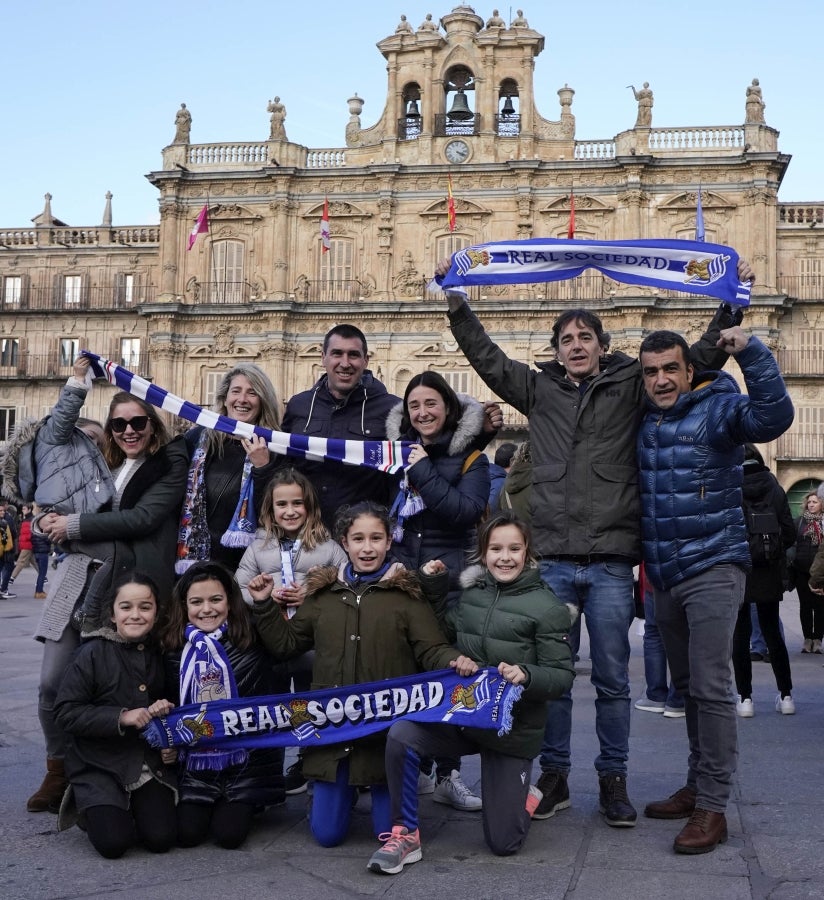 La afición de la Real Sociedad acompaña a las jugadoras y se prepara para la final de la Supercopa, en Salamanca. 