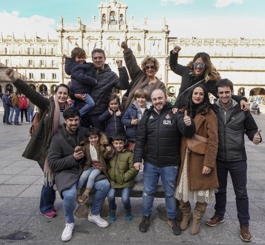 La afición de la Real Sociedad acompaña a las jugadoras y se prepara para la final de la Supercopa, en Salamanca. 