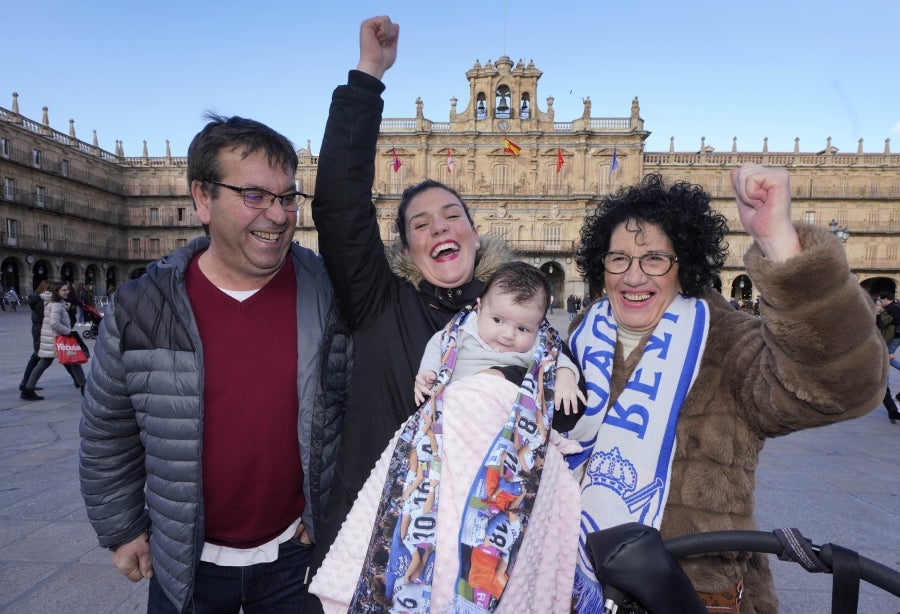 La afición de la Real Sociedad acompaña a las jugadoras y se prepara para la final de la Supercopa, en Salamanca. 