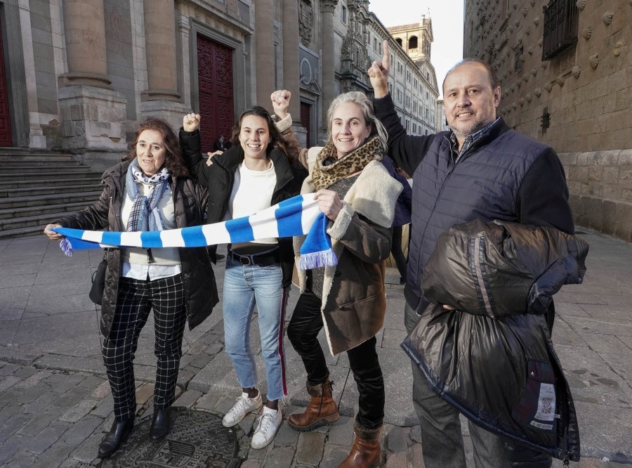 La afición de la Real Sociedad acompaña a las jugadoras y se prepara para la final de la Supercopa, en Salamanca. 