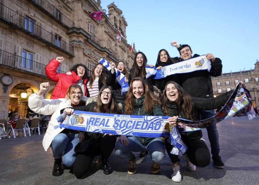 La afición de la Real Sociedad acompaña a las jugadoras y se prepara para la final de la Supercopa, en Salamanca. 