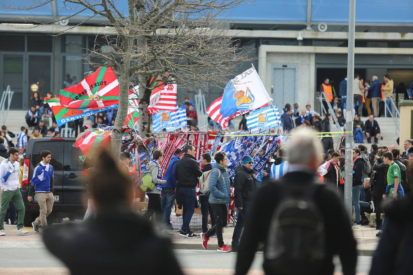La afición txuri-urdin ha llenado las calles de Amara horas antes del partido, aprovechando la final de la Super Copa femenina.