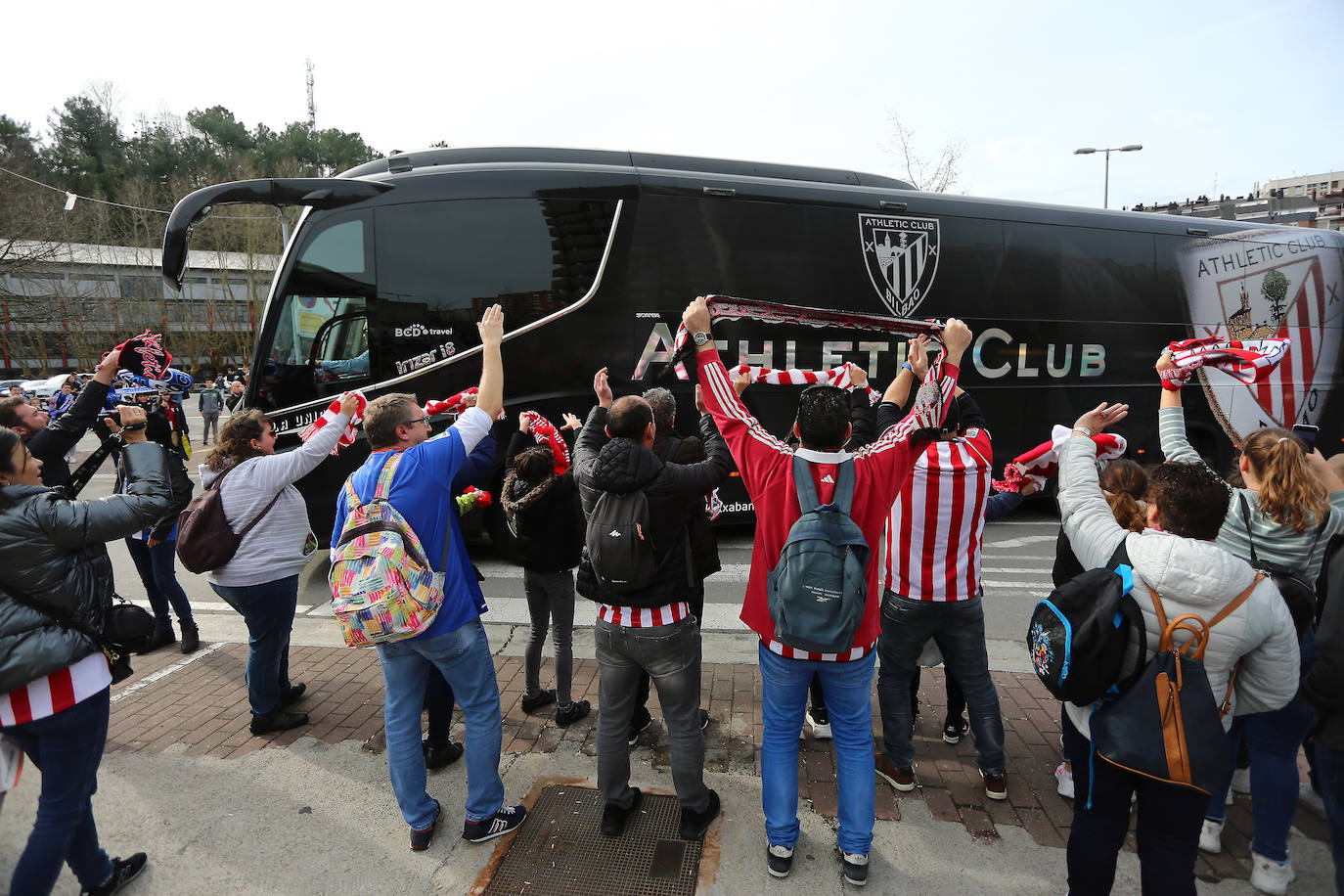 La afición txuri-urdin ha llenado las calles de Amara horas antes del partido, aprovechando la final de la Super Copa femenina.