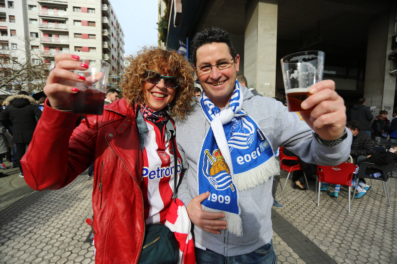 La afición txuri-urdin ha llenado las calles de Amara horas antes del partido, aprovechando la final de la Super Copa femenina.