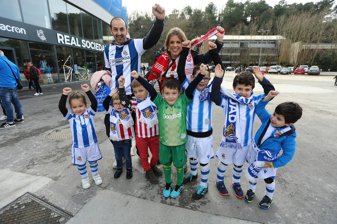 La afición txuri-urdin ha llenado las calles de Amara horas antes del partido, aprovechando la final de la Super Copa femenina.