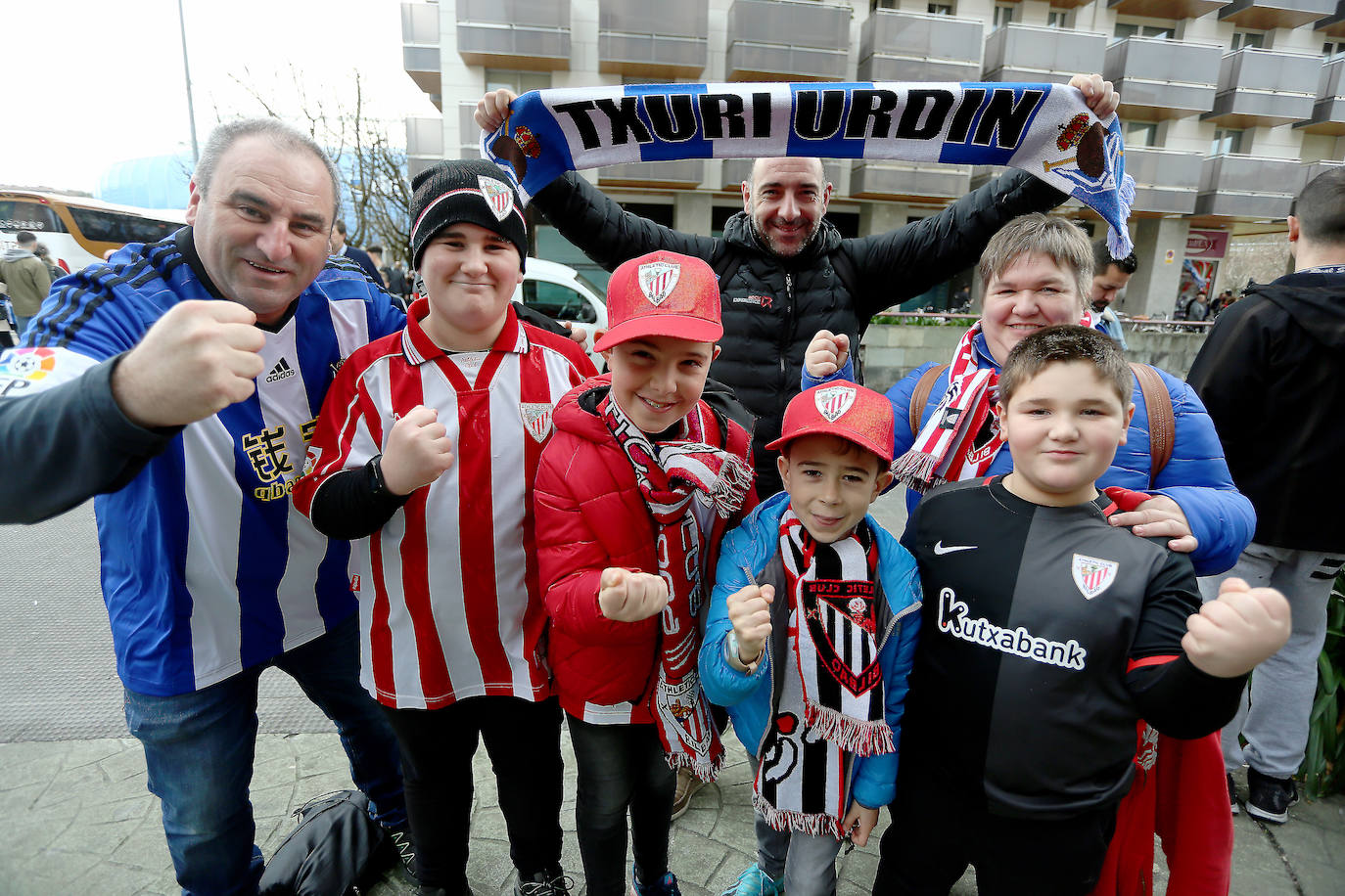 La afición txuri-urdin ha llenado las calles de Amara horas antes del partido, aprovechando la final de la Super Copa femenina.