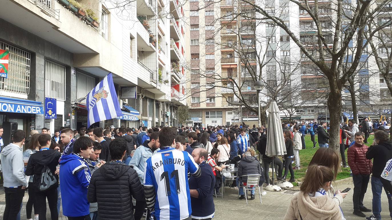 La afición txuri-urdin ha llenado las calles de Amara horas antes del partido, aprovechando la final de la Super Copa femenina.
